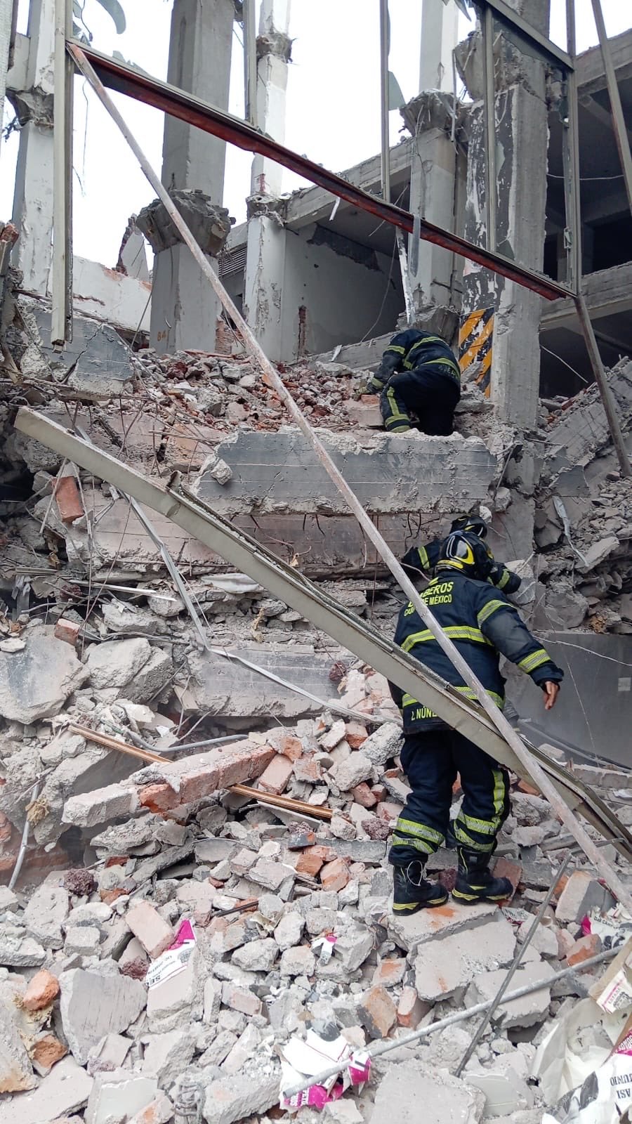 Colapsa edificio en demolición en Calzada San Antonio Abad