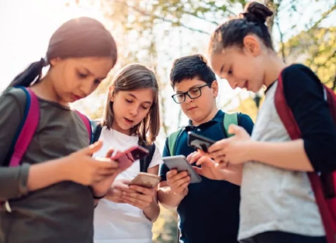 Congreso de la CDMX avala limitar celulares en escuelas básicas