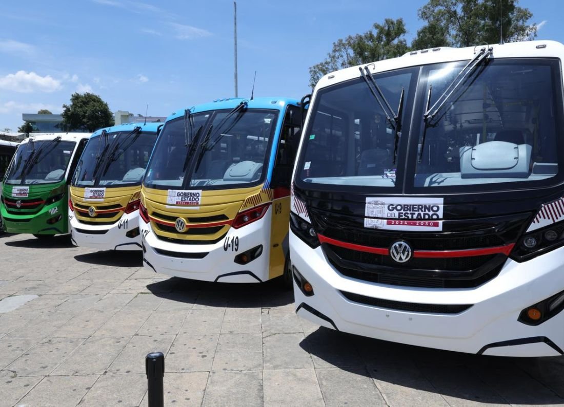 Gobierno Estatal entrega nuevas unidades a transportistas de Puebla