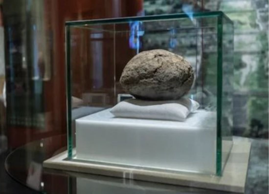 Pelota de hule de más de 3 mil 600 años es exhibida en Teotihuacán