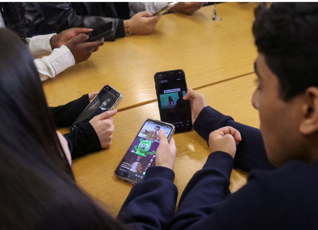 Reino Unido prohíbe las redes sociales para menores de 16 años
