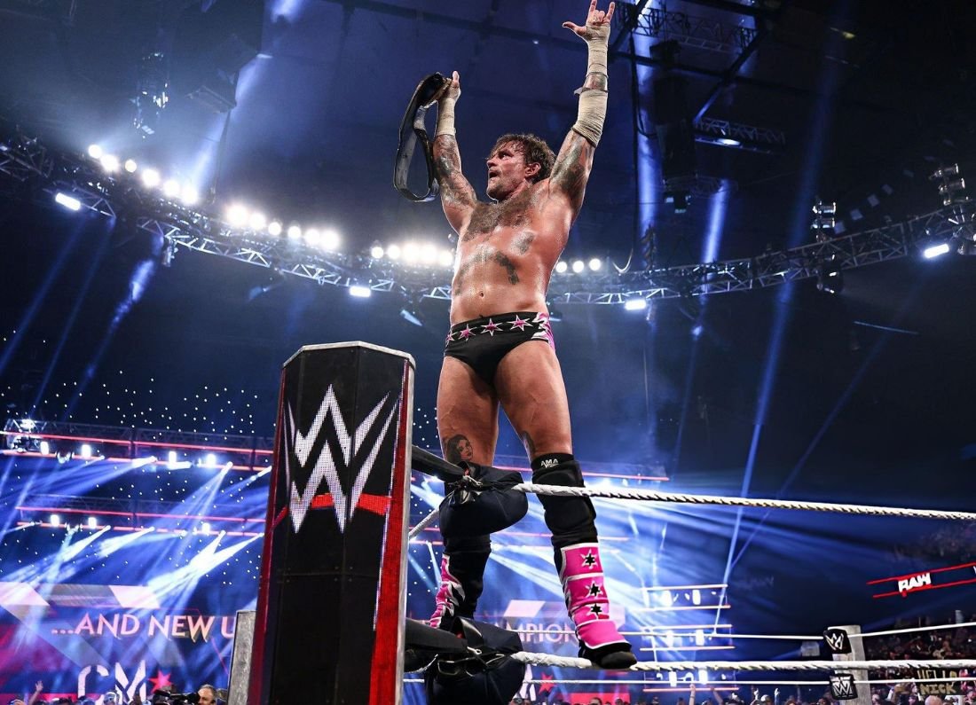 CM Punk se corona como Nuevo Campeón Indiscutido de la WWE