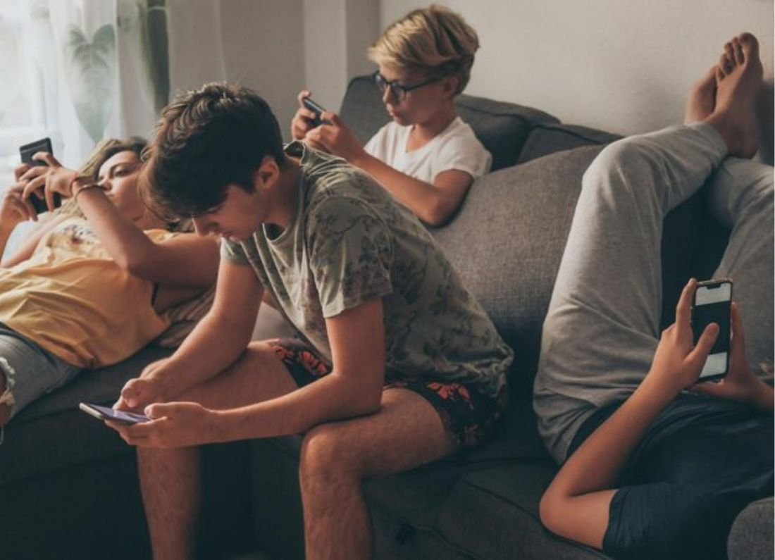 Francia prohíbe redes sociales a menores de 15 años