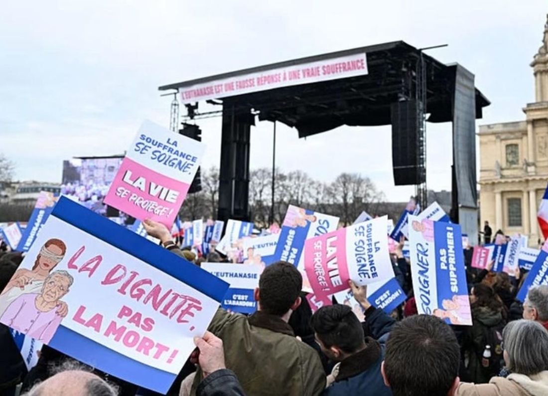 Francia legaliza la eutanasia y el suicidio asistido