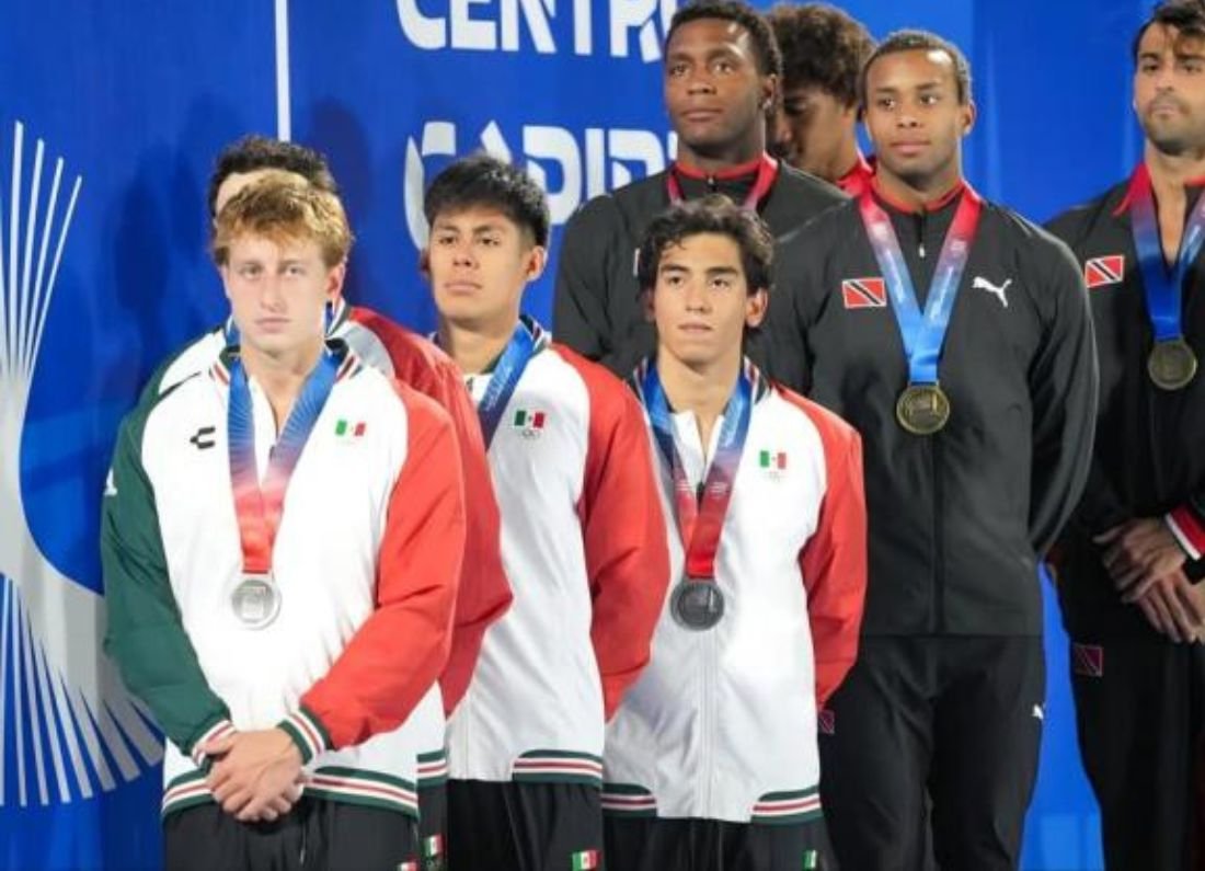 El nadador poblano Santiago Blanco sube al podio en los JCC 2026