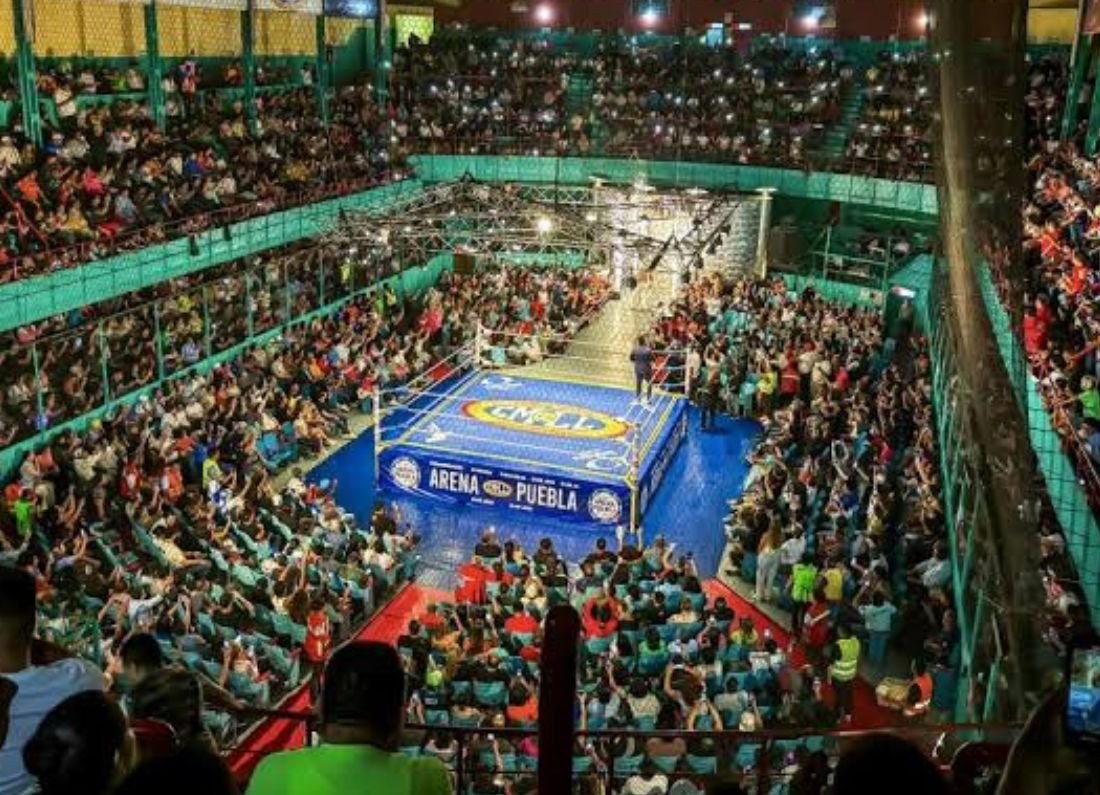 Reconocen trayectoria de luchadores en 73 Aniversario de la Arena Puebla