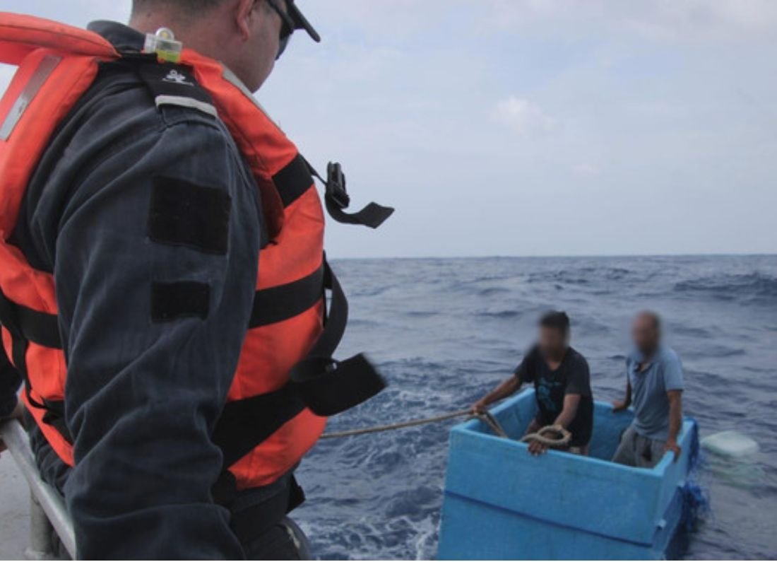 Rescatan a pescadores que se encontraban a la deriva en una hielera en Chiapas