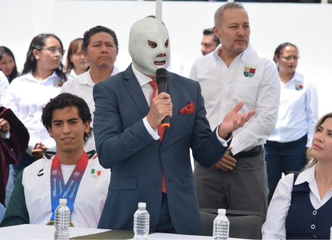 Apadrina El Hijo del Santo inicio del ciclo escolar 2026-2027 de UDEP