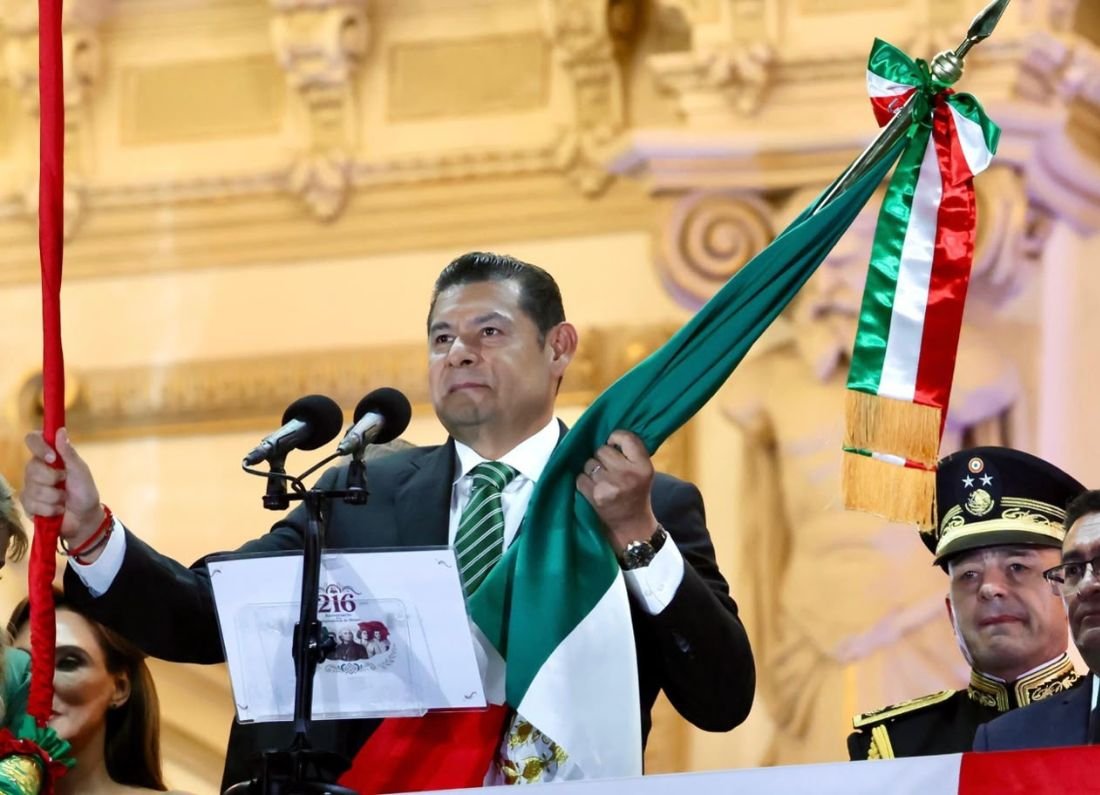 Armenta honra heroínas y madres buscadoras en el Grito de Independencia