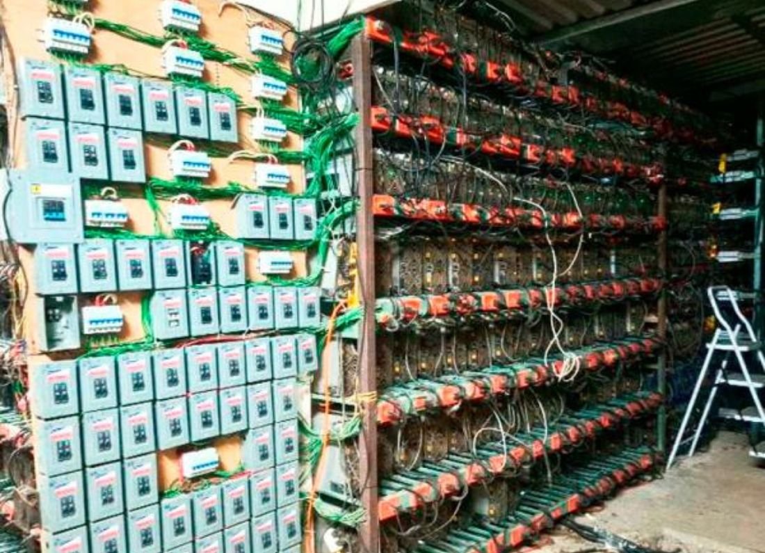 Desmantelan granja de criptomonedas en Puebla conectada ilegalmente a presa