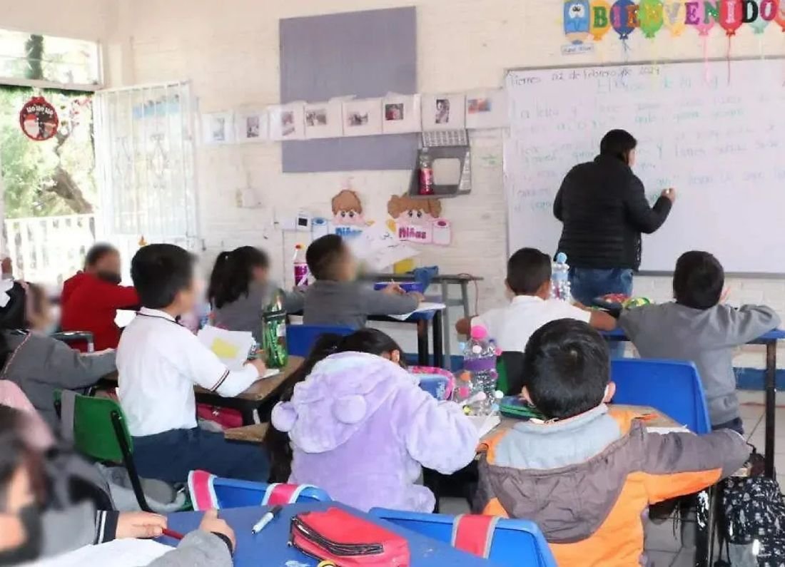 Proponen en Puebla regular el uso de celulares en escuelas